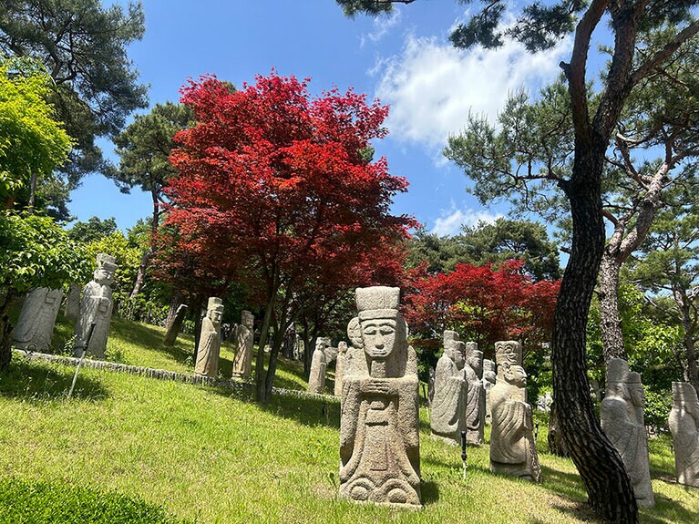 韓国初の石造遺物を専門とする博物館。一体ずつ異なる表情の石造、意外とクセになる魅力が…？