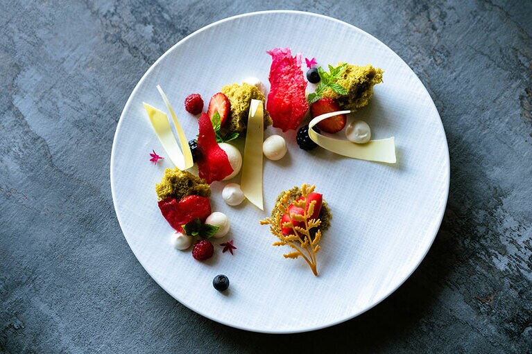 シャレーアイビーヒラフのディナーの締めくくりには、専属パティシエが作る美しいデザートが登場。