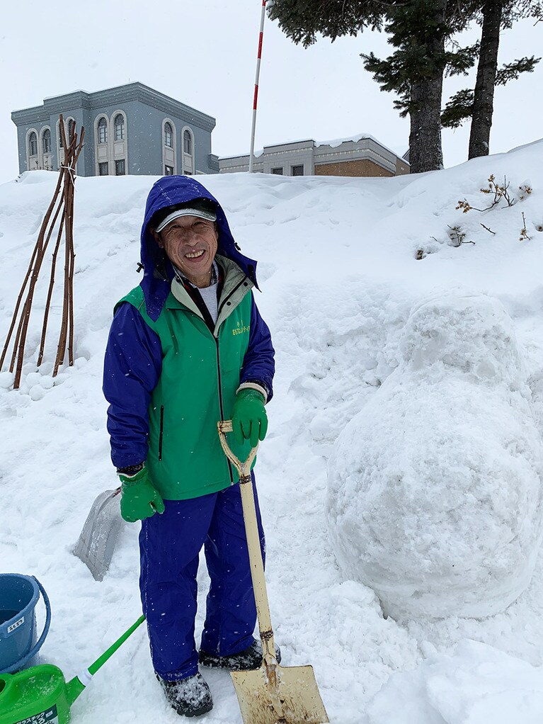 雪のオブジェを制作しているのは「小樽おもてなしボランティアの会」の皆さん。この方は道外のご出身ながら、小樽が好きで移住したのだという。