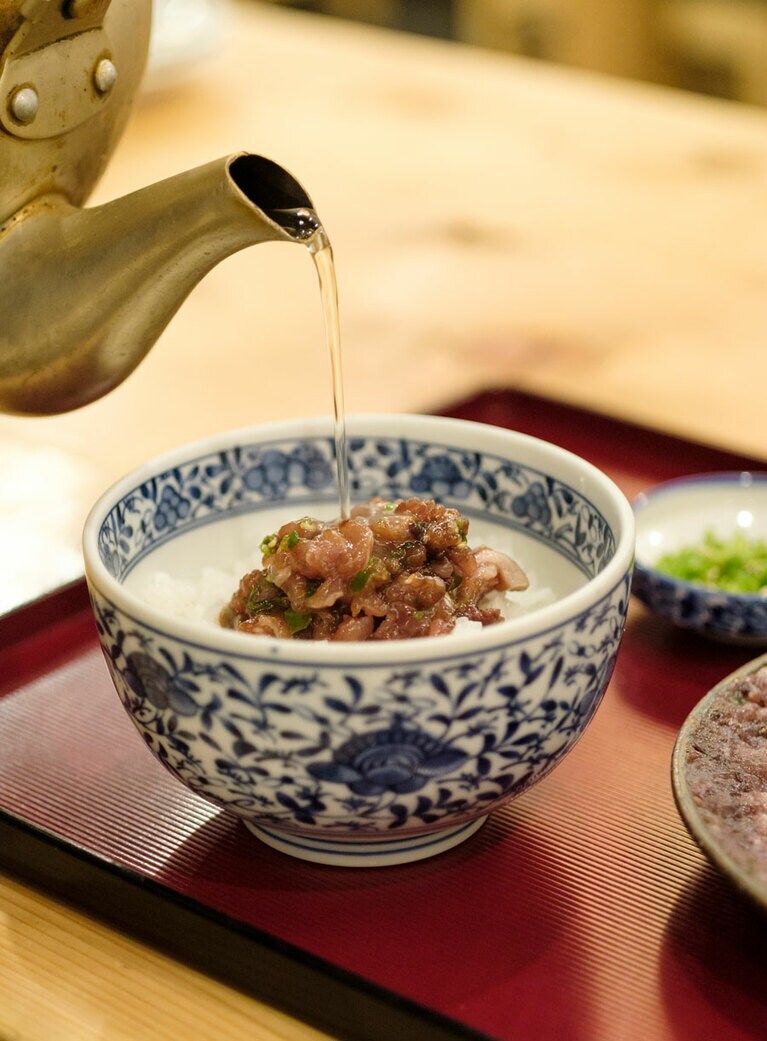 次に、青唐辛子醤油とうずわをよく混ぜて漬け状態にし、ごはんにのせて。