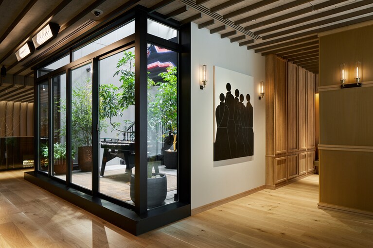 BLACK LABがキュレーションしたコンテンポラリーアートをゆったり鑑賞できるギャラリースペース。