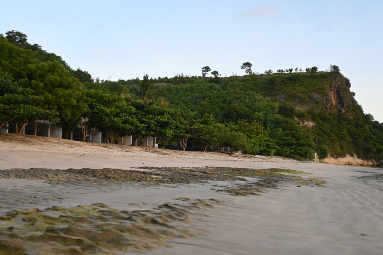 小高い丘に囲まれて、隠れ家感が漂うエカス湾。