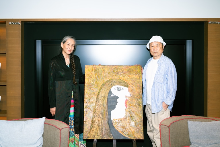 この日は鮮やかなロングドレスに大ぶりのアクセサリーを黒のジャケットで締めて。