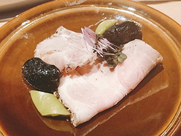 この日の前菜は塩窯で蒸し焼きしたポーク。コーヒーで煮た豆が添えてある。いいかんじ。