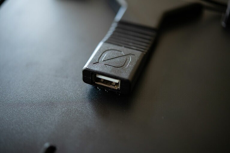 ソーラーパネル背面にはUSB Type-A出力端子が。