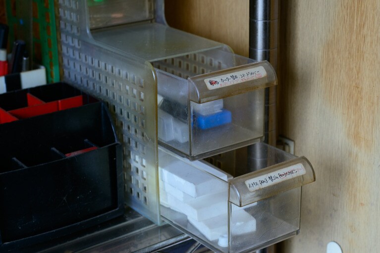 仕事部屋にはナンシーさん愛用の消しゴムがいまも残っている。使用していたのはヒノデワシ製の版画専用消しゴム。