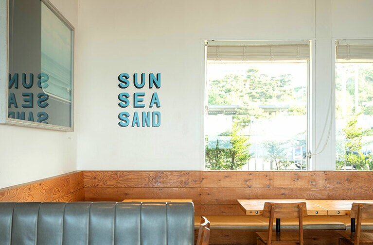 木を基調とした開放的な店内も居心地抜群。