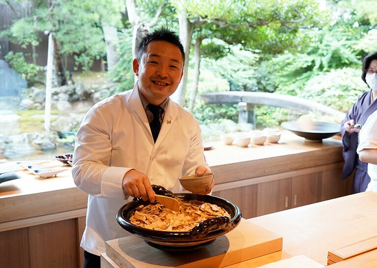 シメはもちろん炊きたての松茸ご飯。土鍋炊きなので、おかわりでは香ばしいお焦げもいただくことができる。