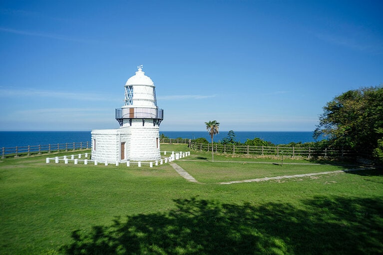 石材を人力で崖下から運ぶ難工事の末に完成した。