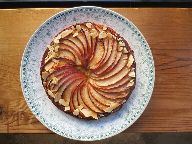 焼きたてでカットする前のホールの「紅玉のタルト」。