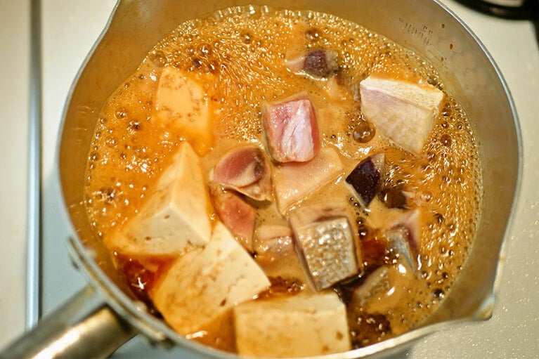 写真は直径18センチの片手鍋を使っています。材料表にある調味料量では、具材が煮汁でつかるほどにはなりませんが、強めの中火にして、泡が立つようにしてください。ときおりゆすって、煮汁が全体にまわるようにすると、おいしく仕上がりますよ。