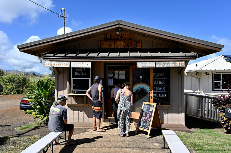 地元客で賑わうアヒポケなどのローカルフードが美味しい「Leong's Meat House」。