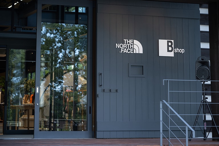 ショップ外観。洗練された外壁に2つのロゴが映える。