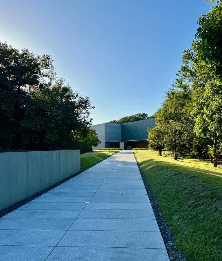 代表作のひとつ『道』を彷彿とさせるアプローチに、期待感が高まる。