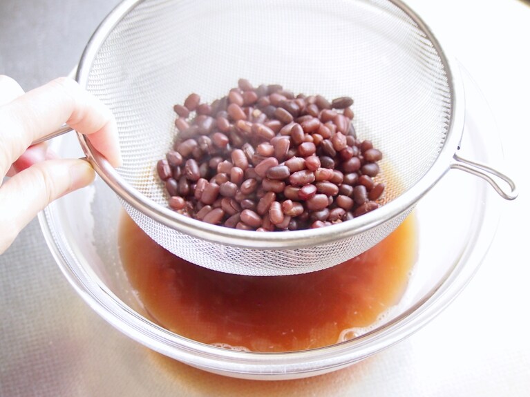 ちょうど良い固さになったら、ザルに引き上げる。茹で汁も使うので捨てずにとっておく。