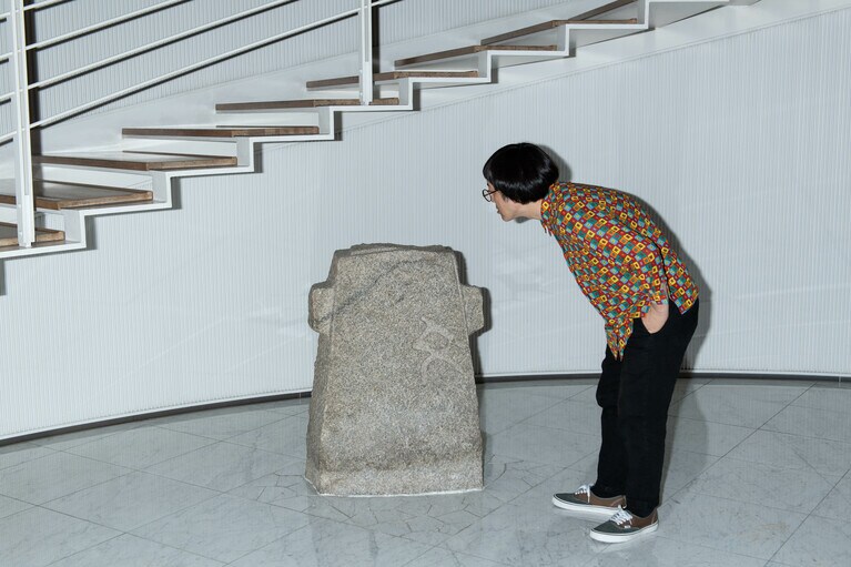 石碑とタニシ氏。