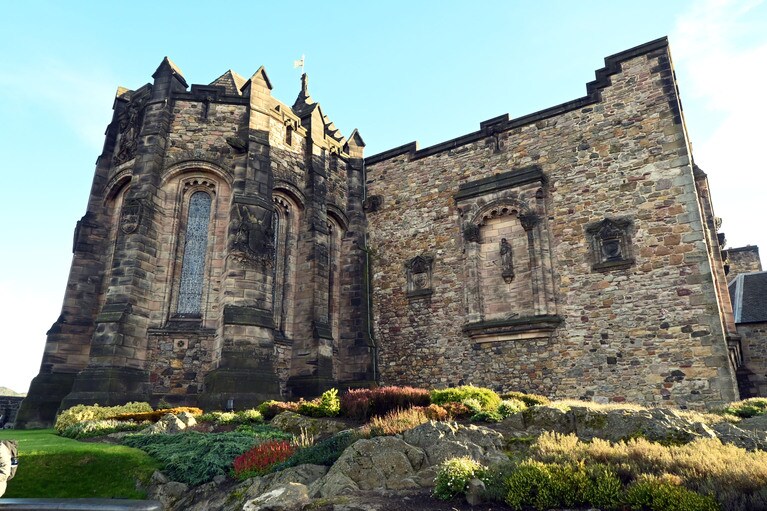 エジンバラ城で現存する最古の建物は1130年頃建造の聖マーガレット礼拝堂。王宮。