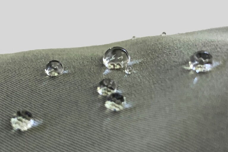 長時間雨の中で使用しても、水をはじく本格的な撥水が施されている。