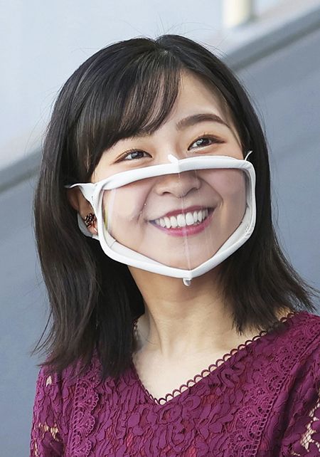 透明のマスクを着用される佳子さま