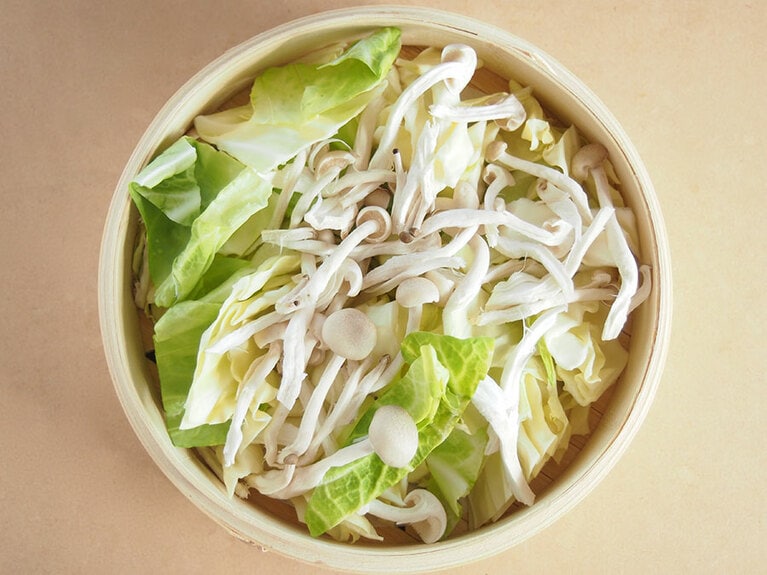 蒸し器にキャベツ、しめじを広げて入れる。