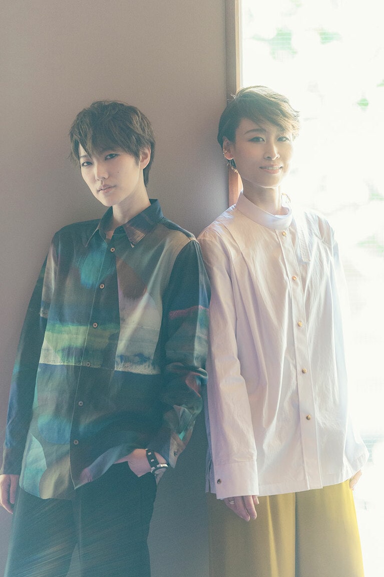 七海ひろきさん（左）と寿つかささん（右）。