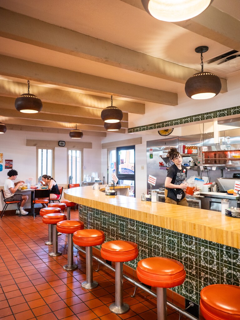 カウンター席でさっと朝食を食べていく常連も多いそう。