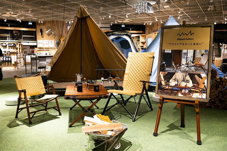 「Alpen Outdoors」のタープテント「AOD-2(エーオーディーツー)」。季節に応じてさまざまなアレンジの設営ができます。