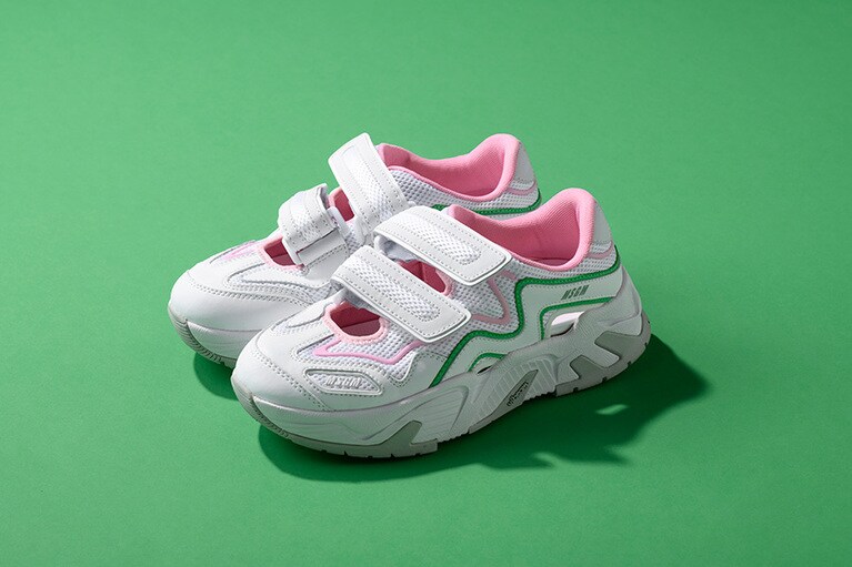 スニーカー 42,000円／アオイ