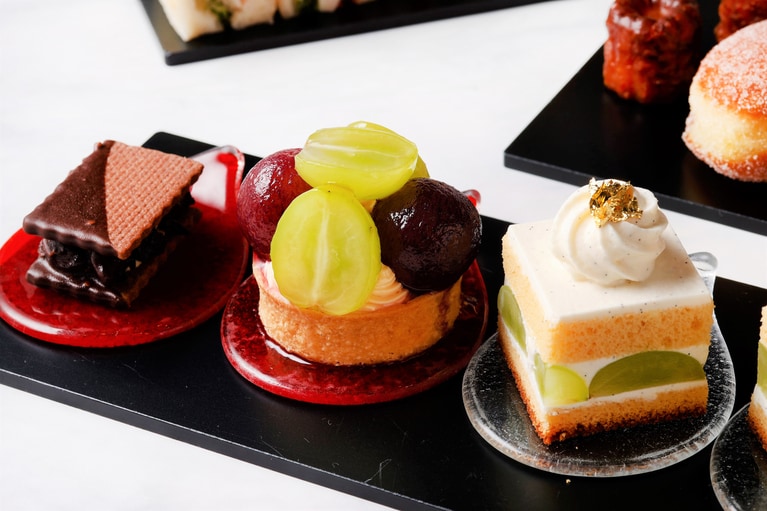 中段（スイーツプレート）のイメージ。「レーズンサンド」「巨峰・マスカットのタルト」「マスカットのショートケーキ」。