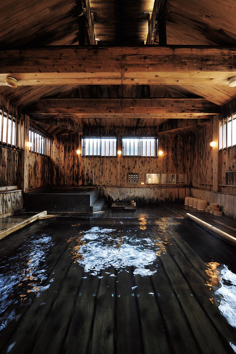 男女入れ替え制の「久安の湯」。青森ヒバで造られた湯小屋で、源泉湧き流しの湯に浸かれば、大地に抱かれるような心地よさ。