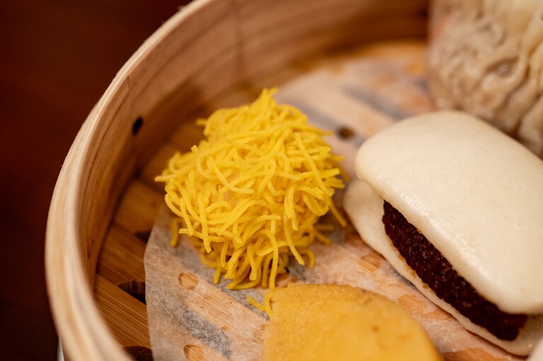 本日の焼売（写真は錦糸焼売）など、ユニークな点心も。右は角煮まん。