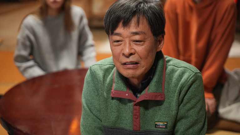 闇バイトで知り合った男女とニセ家族を形成し、父親役を担当することに。Ⓒ『闇バイト家族』製作委員会。