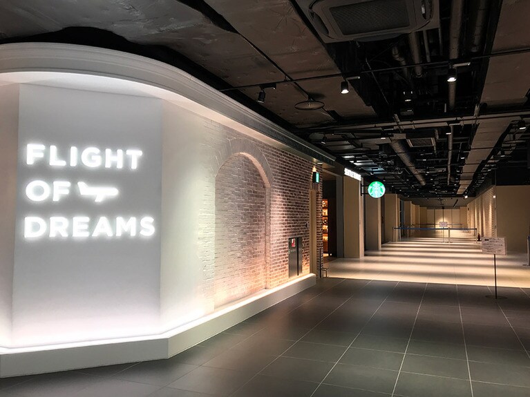 入口を入ると「FLIGHT OF DREAMS」のサインが出迎えてくれる。右手にインフォメーションカウンターがある。