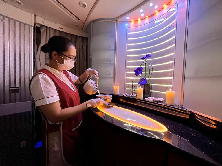 2回目のシャワーから出ると、シャワーレディがお茶を淹れてくれた。この方はシャワールーム専用のクルー。掃除をしたり、アメニティを補充したりしてくれる。