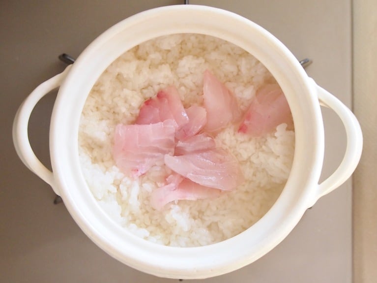 鍋にご飯と（1）の鯛を入れ、水をヒタヒタになるまで加え加熱する。