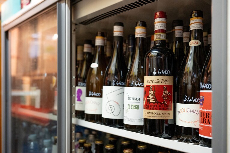 1本2,750円～の自然派ワインは、注文すれば自由に取り出して飲めるシステム。