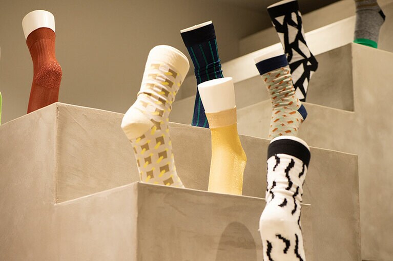 生地の厚さや履いたときのデザイン、透け感などはディスプレイを参考に。