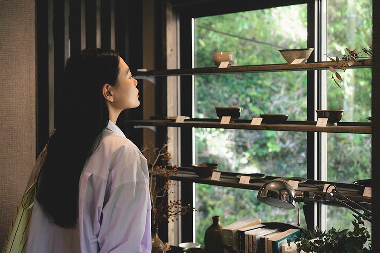 店のオーナーが陶器市で買い付けしてきた益子焼や金継ぎの器などが展示してあり、時期により器を販売することもある。