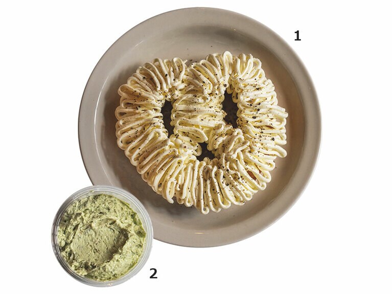 1：練乳入りのバタークリームを使ったシグネチャーメニューの「バターペッパー」W5,500、2：バジルクリームチーズ W3,800を添えてアレンジ。