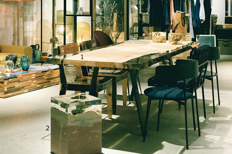 1：MOSS table 1,045,000円 H73×W200×D90cm、2：STUMP Stool 各528,000円 H45×W30×D30cm／alcarol