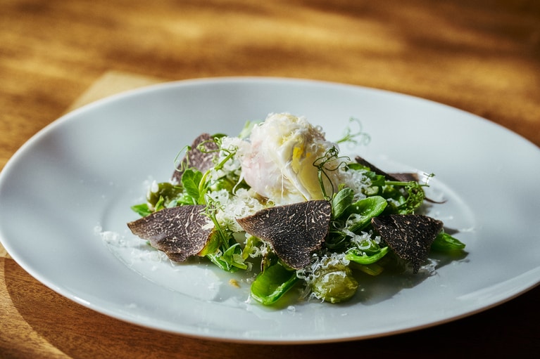 「グリーンアスパラガス 春野菜 ポーチドエッグ トリュフ ミラノ風」 3,520円。