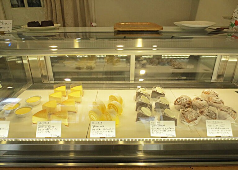 「epicerie usagui（エピスリーウサギ）」のケーキ。「クレームブリュレ」389円、「チーズケーキ」594円、「ロールケーキ」432円、「ガトーショコラ」583円、「シューアラクレーム」410円。