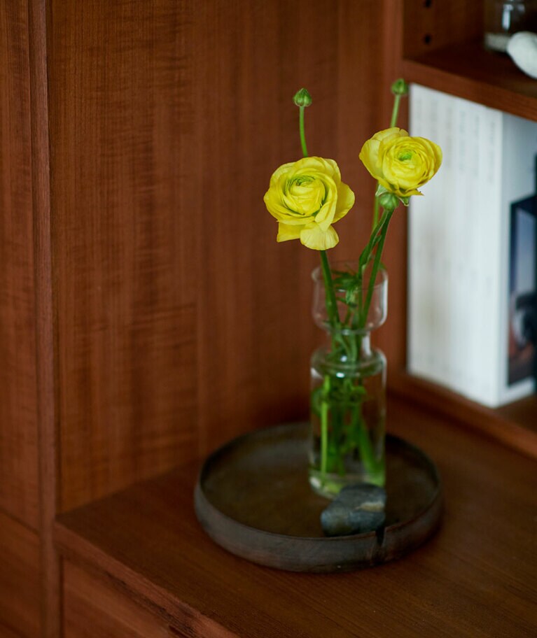 ベッドに入る前に花を見るのも、心地よい入眠儀式。