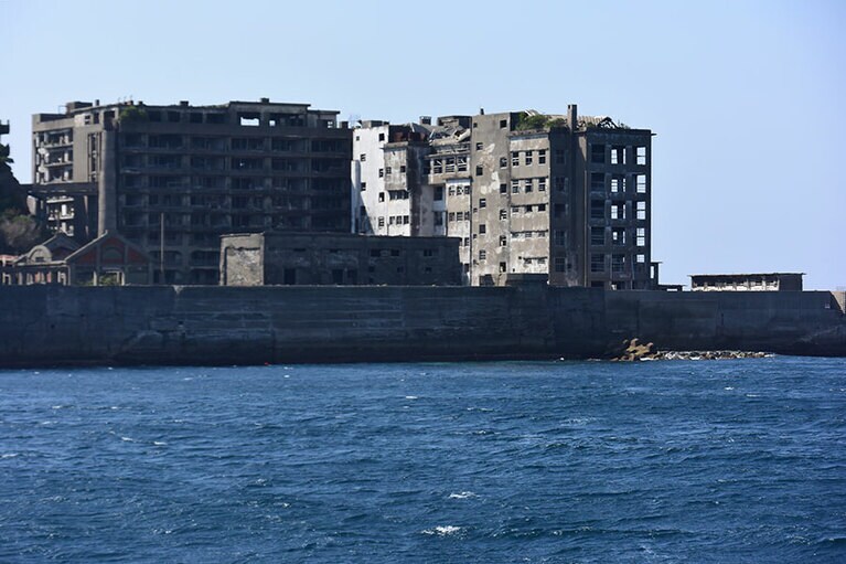 かつての小・中学校を沖から。岸壁には子供たちが記念に描いた絵が残されているそうです。