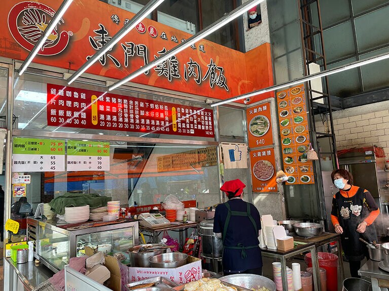 ベテラン店員たちが手際よく準備をしています。