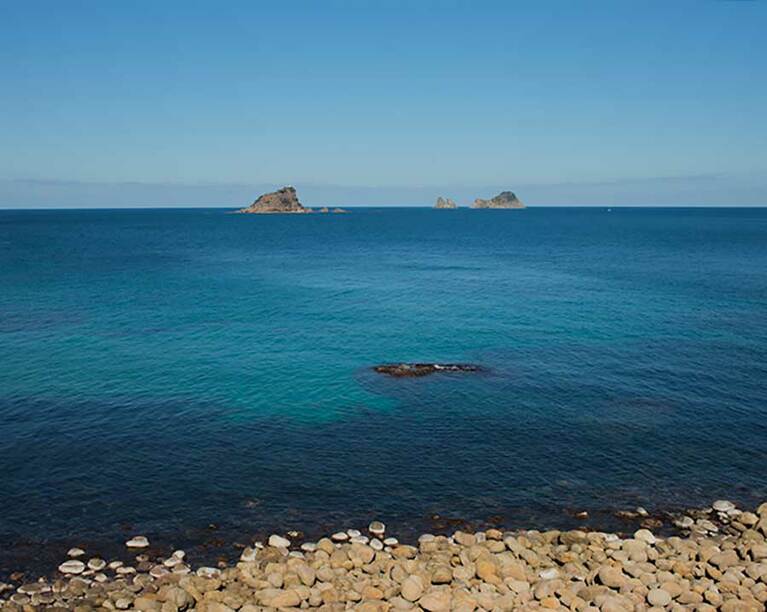島の女神がお産をしたという伝説が残る、中ノ島の明屋海岸。©海士町観光協会