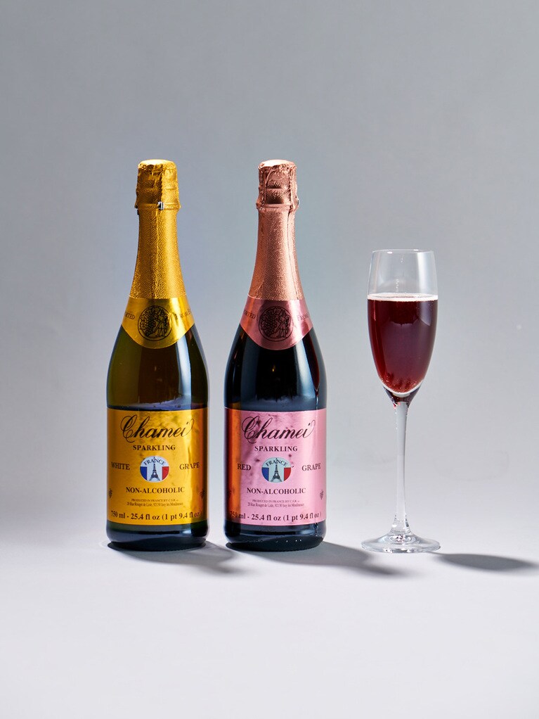 左から:シャメイ スパークリングホワイトグレープジュース、シャメイ スパークリングレッドグレープジュース746円(各750ml)。