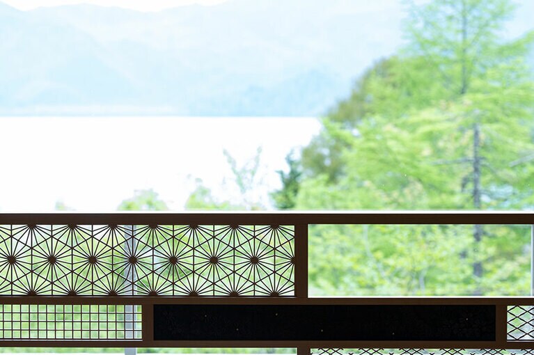 トラベルライブラリーの窓辺にも鹿沼組子や日光彫などの意匠が施されている。