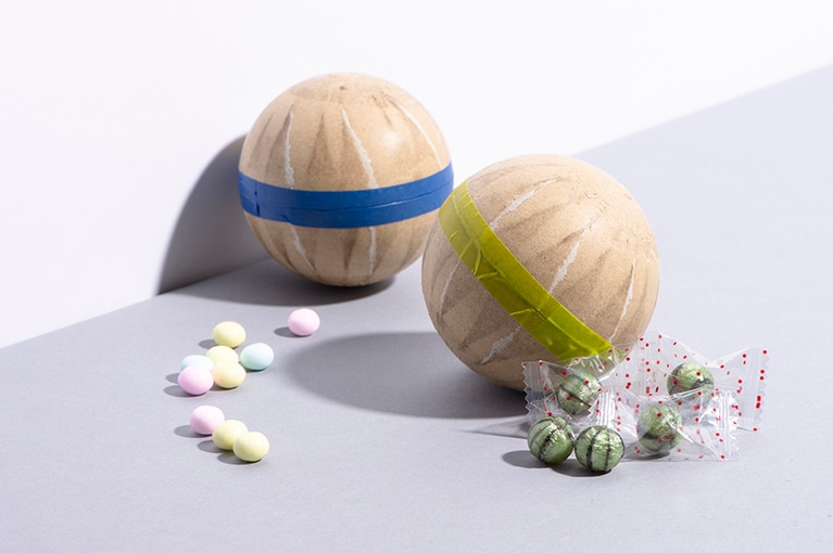 左から：中川政七商店「花火玉お菓子 ラムネ」、「花火玉お菓子 塩すいか飴」各700円。