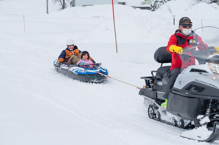 スノーラフティングの様子。